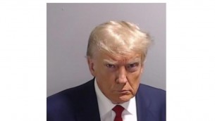 Trump arrestato, foto segnaletica e schedatura: rilasciato su cauzione