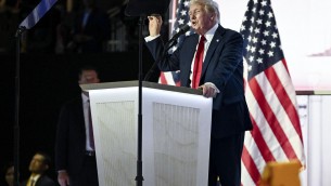 Trump e il piano sui migranti: "Lancerò più grande deportazione nella storia Usa"