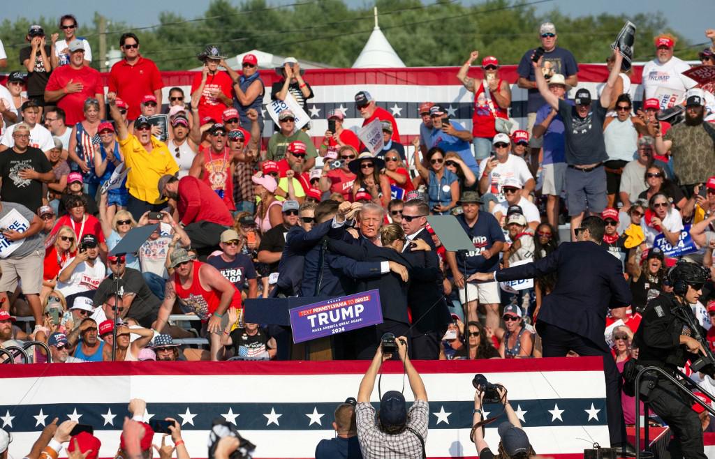 Trump, il testimone: "Ho segnalato il cecchino, polizia non si è mossa" - Video