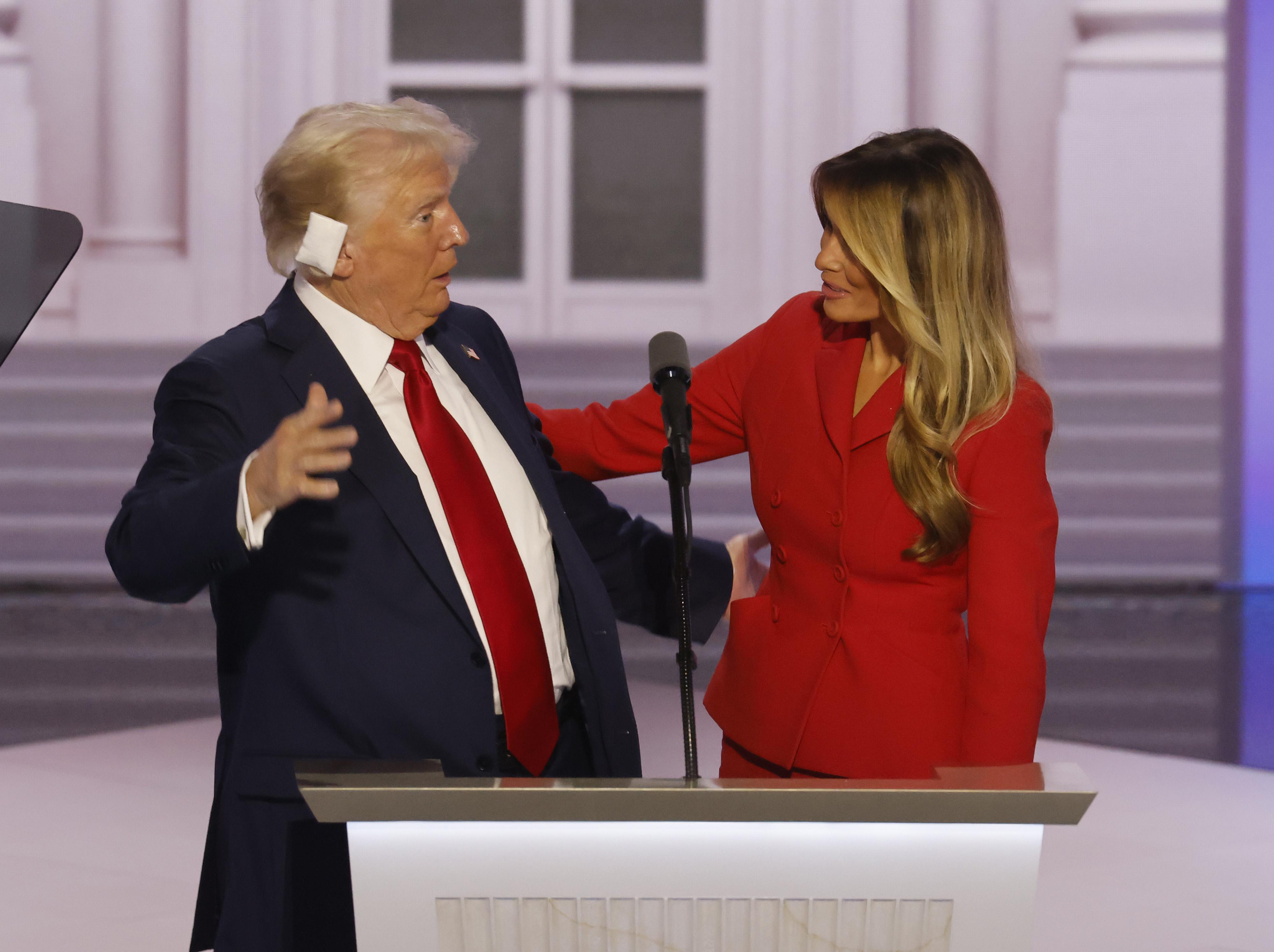 Trump, Melania e il bacio 'al Var' - Video