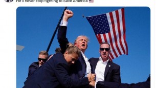 Trump, pugno alzato, sangue sul volto e bandiera: la foto simbolo