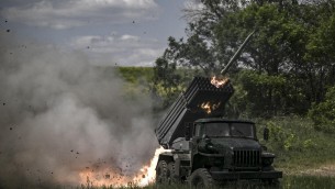 Ucraina, armi Ue contro Russia: fumata nera a Bruxelles, ogni paese deciderà