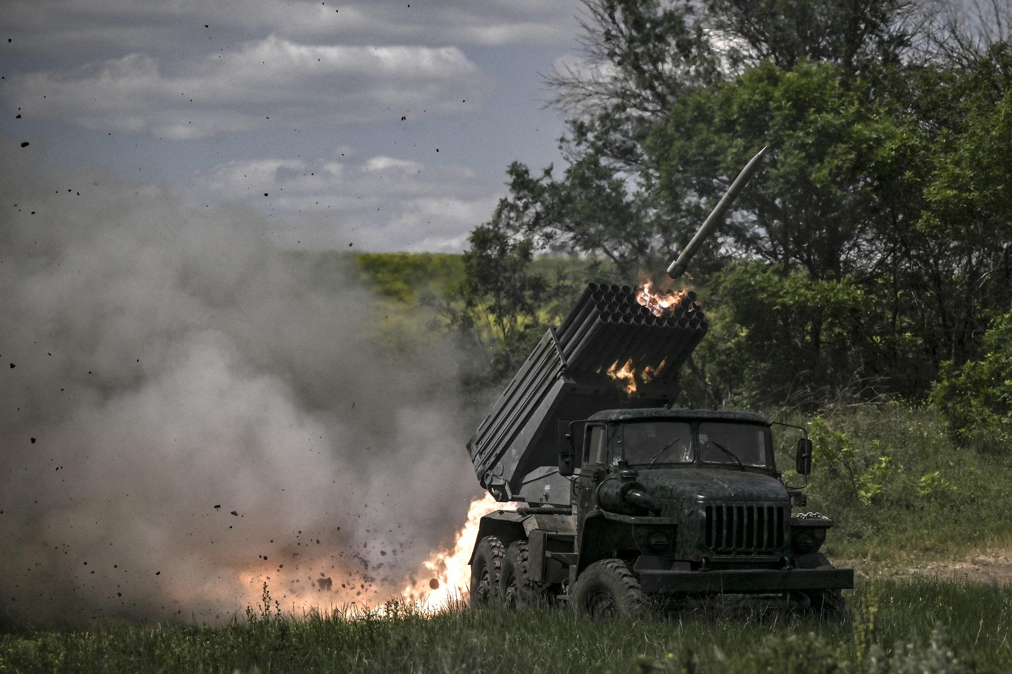 Ucraina chiede ok per colpire in Russia: "Le basi sono lontane"