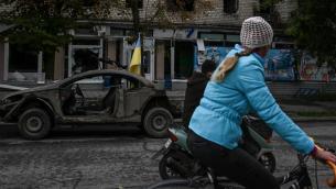 Ucraina, Kiev accusa Russia: "Fossa comune a Izyum, oltre 400 morti"
