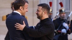 Ucraina, l'annuncio di Macron: "Francia darà aerei e formerà soldati per Kiev"