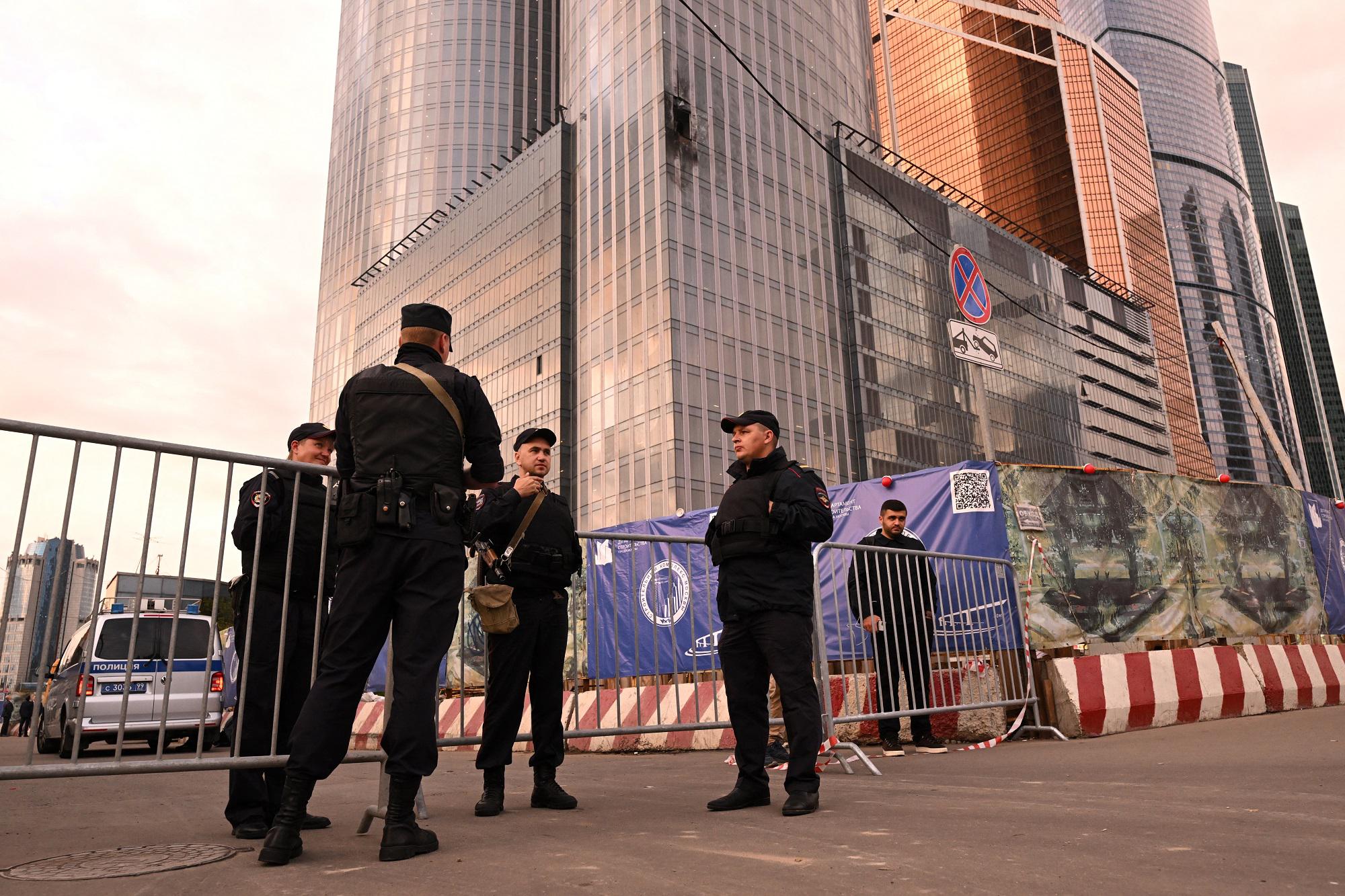 Ucraina, massiccio attacco con droni a Mosca: voli sospesi in tre aeroporti