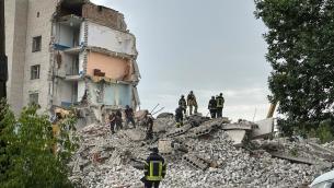 Ucraina, Russia bombarda Donetsk: 6 morti e 30 persone sotto le macerie