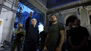 Ucraina, Zelensky a Odessa visita Cattedrale colpita dai russi - Video