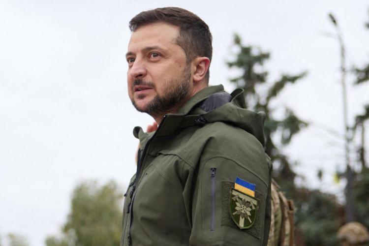 Ucraina, Zelensky: "Referendum farsa, lì sventola nostra bandiera"