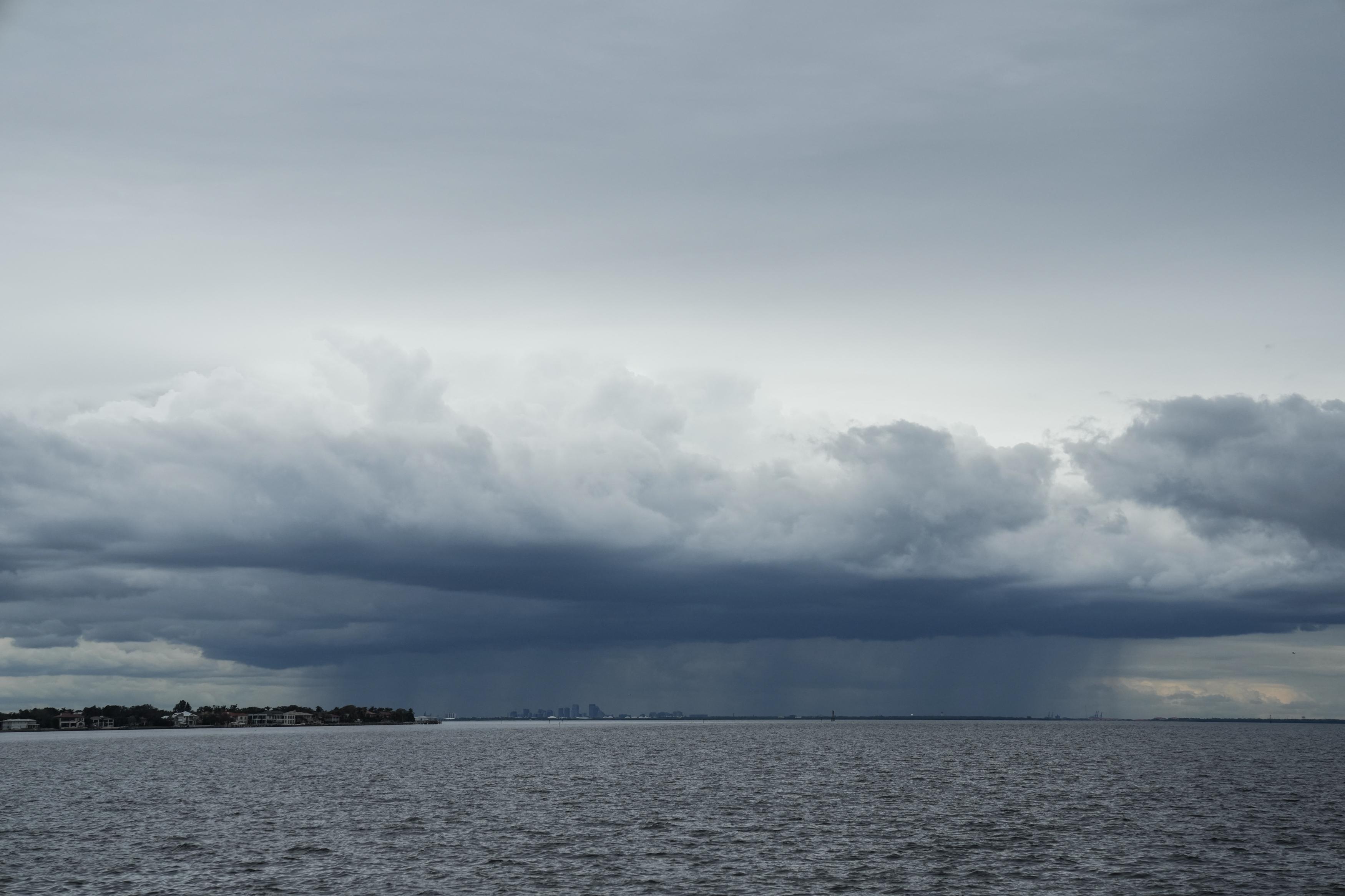 Uragano Milton verso la Florida, venti meno forti ma resta di categoria 5