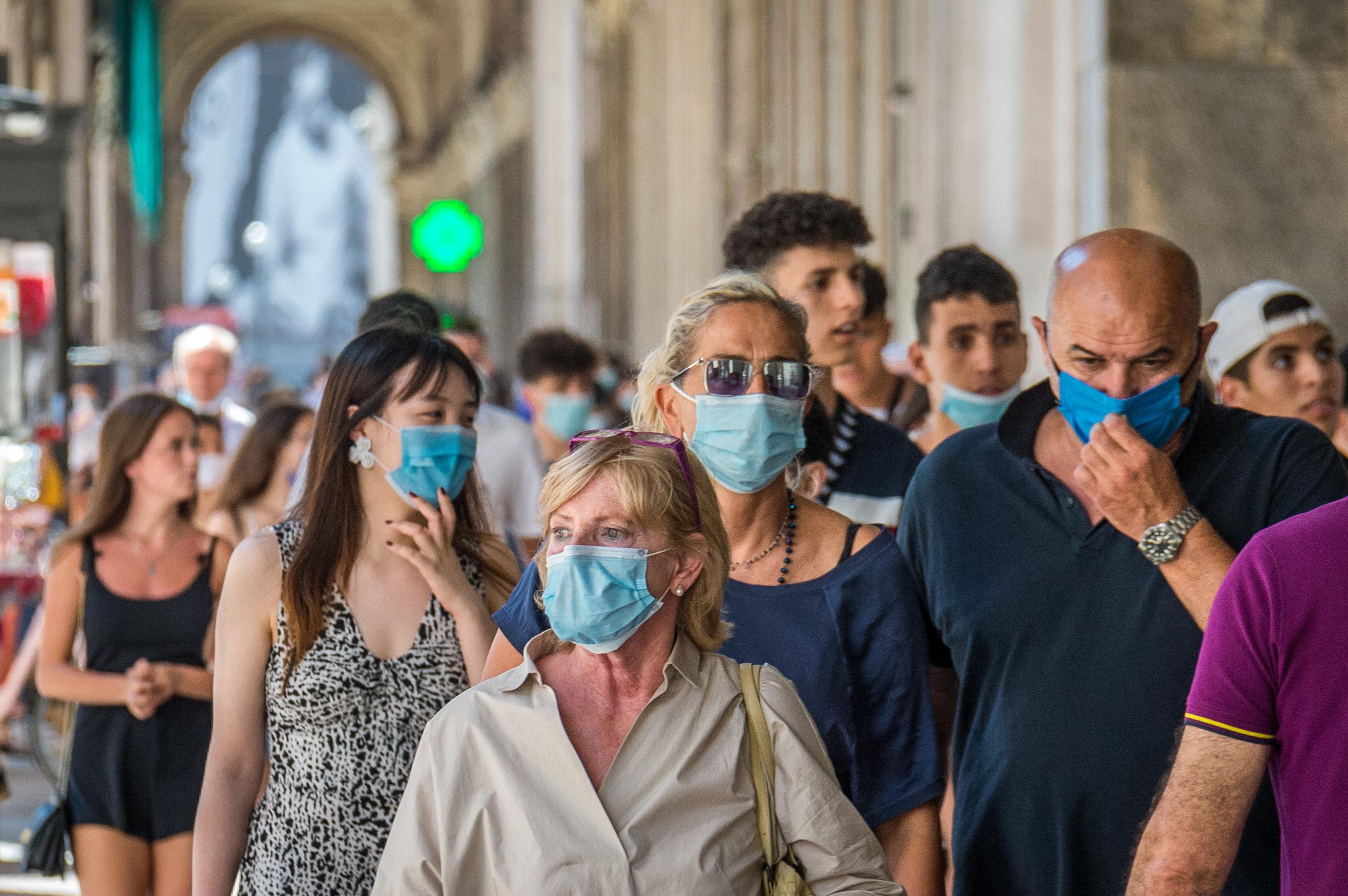 Vaccinati senza mascherine? Pregliasco: "In Italia è presto"