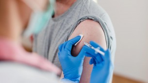 Vaccini, -39% eventi avversi sospetti: ecco quelli con più segnalazioni