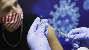 Vaccini Covid, "cala dell'80% rischio contagio e del 95% morte"