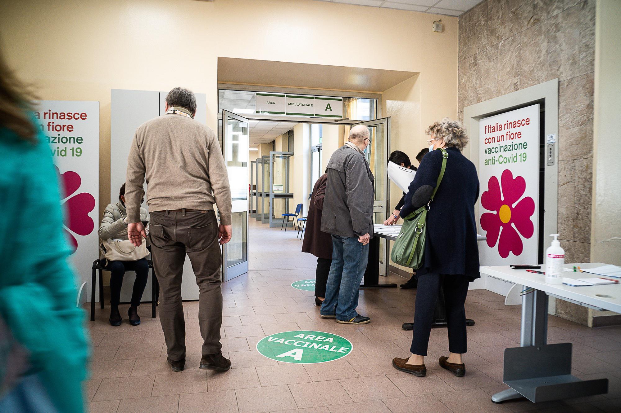 Vaccini Covid, weekend record: secondo giorno con 600mila dosi