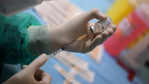 Vaccino AstraZeneca, Aifa: “E’ sicuro, nessun allarme”