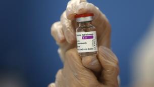 Vaccino AstraZeneca sospeso in Italia: cosa dicono gli esperti