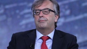 Vaccino covid, Burioni: "E' il farmaco più sicuro, bugie novax su morti giovani"