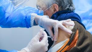 Vaccino Covid, report: prima dose a 91% over 80, vaccinati l'83%