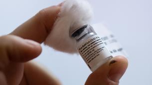Vaccino Pfizer, Ema: "Sicuro, nessun nuovo effetto collaterale"