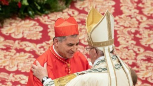 Vaticano, Becciu registra di nascosto Papa sofferente: ecco l'audio choc