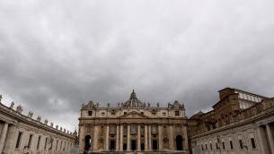 Vaticano, il Papa taglia lo stipendio ai cardinali