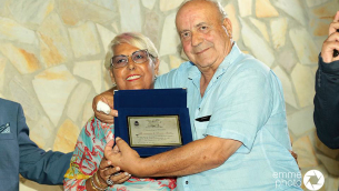Virginia Tropeano, vedova di Rosario Arcuri, riceve il Premio da Leopoldo Chieffallo