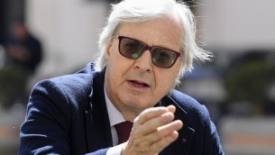 Venere degli Stracci in fiamme a Napoli, Sgarbi: "Vandali vanno inseguiti e puniti"