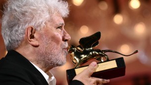 Venezia 81, Almodovar: "Adesso non potrò più vivere senza Leone d'Oro"