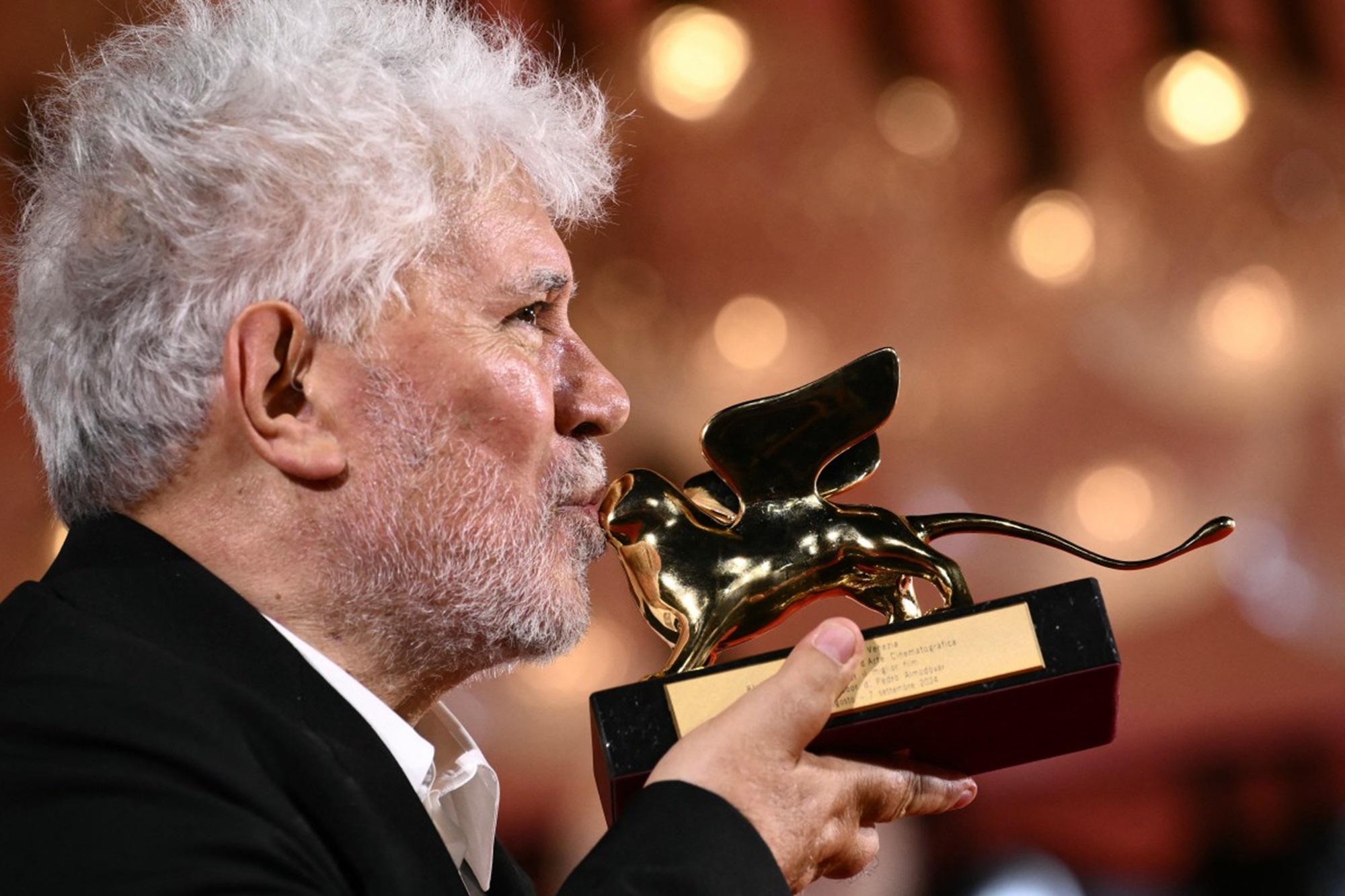 Venezia 81, Almodovar: "Adesso non potrò più vivere senza Leone d'Oro"