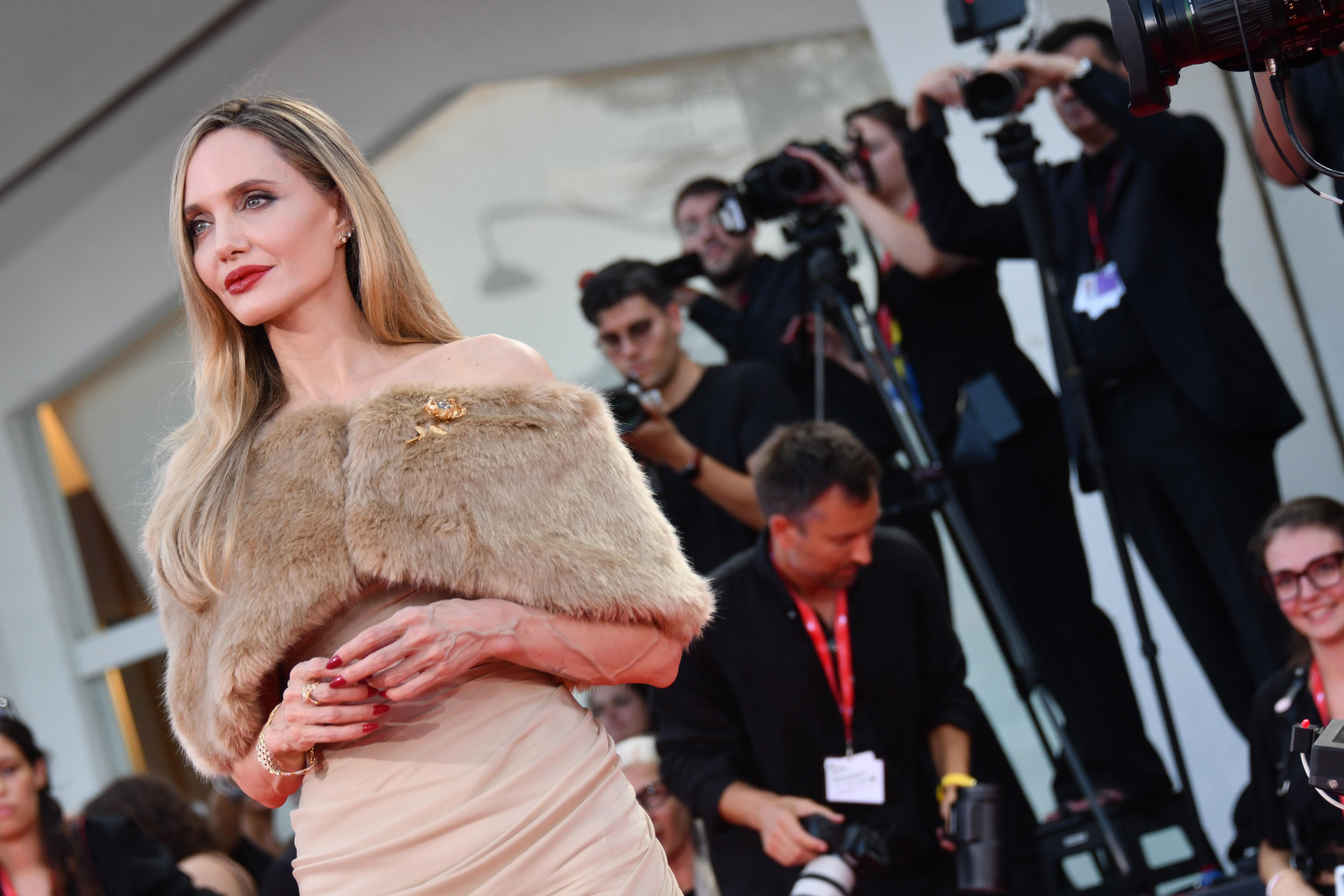 Venezia 81, Angelina Jolie si commuove per la standing ovation e cerca l'abbraccio di Favino - Video