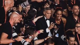 Venezia 81, George Clooney si improvvisa fotografo sul red carpet - Video