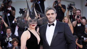 Venezia 81, Lady Gaga e il gesto verso il futuro marito che commuove i fan - Video