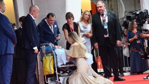 Venezia 81, l'incontro tra Angelina Jolie e un fan disabile sul red carpet: "È una persona di cuore"