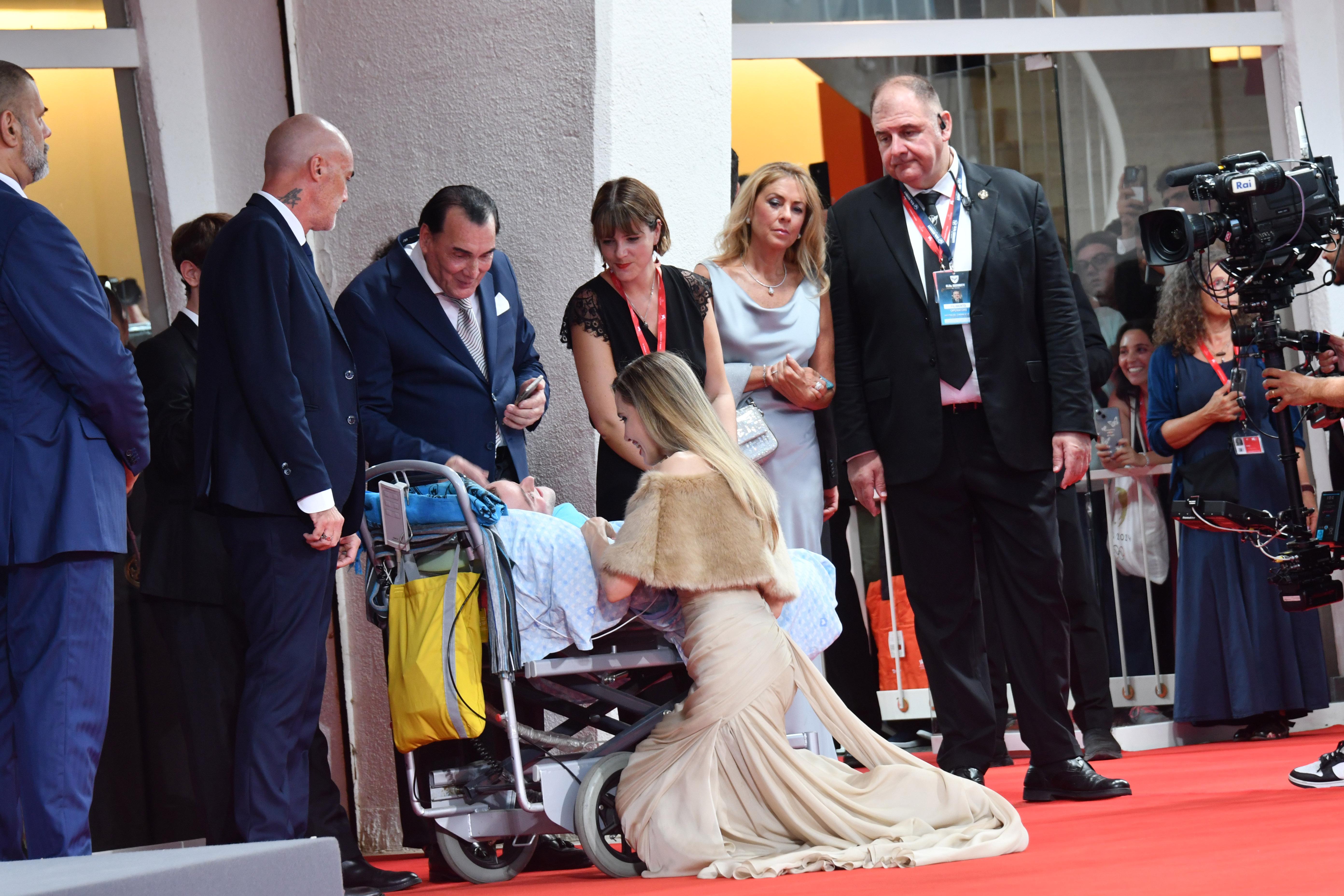 Venezia 81, l'incontro tra Angelina Jolie e un fan disabile sul red carpet: "È una persona di cuore"