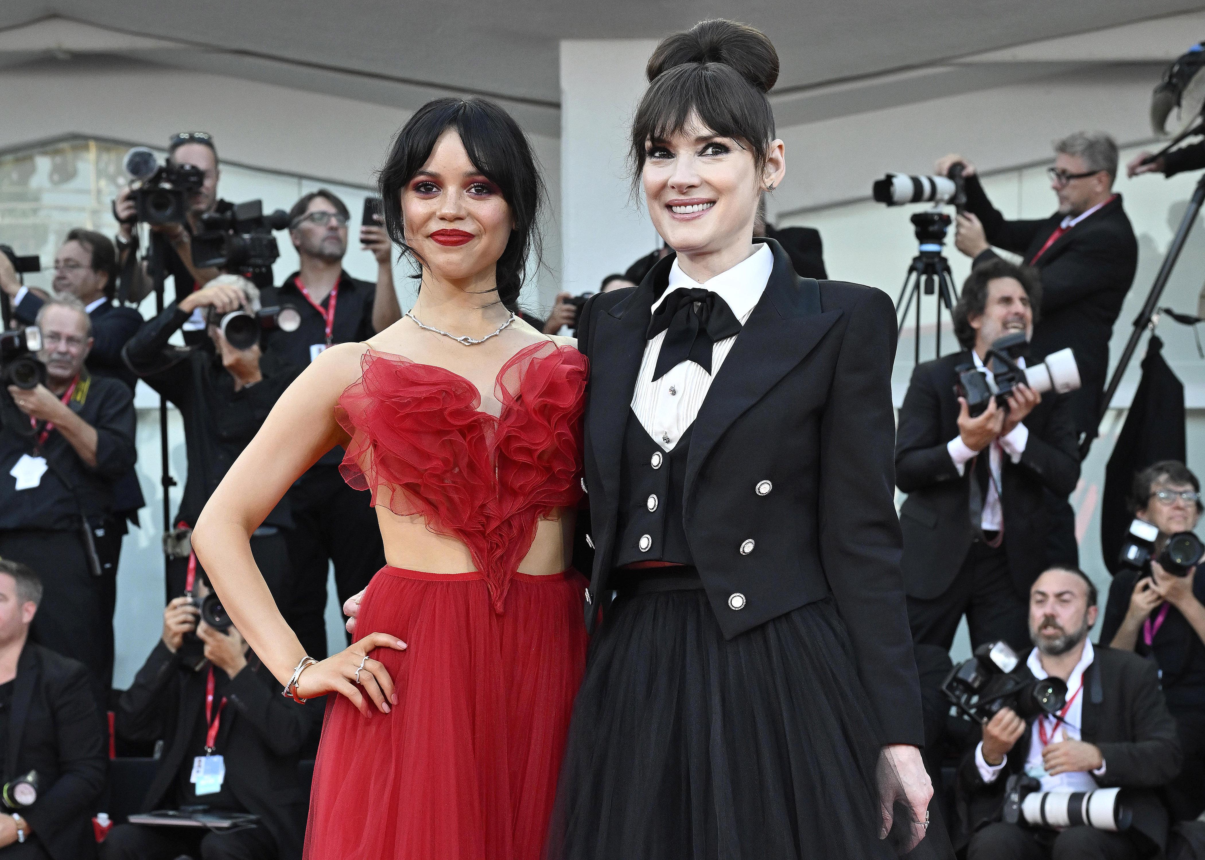 Venezia 81, questo dolce momento tra Winona Ryder e Jenna Ortega è una lezione tra generazioni - Video