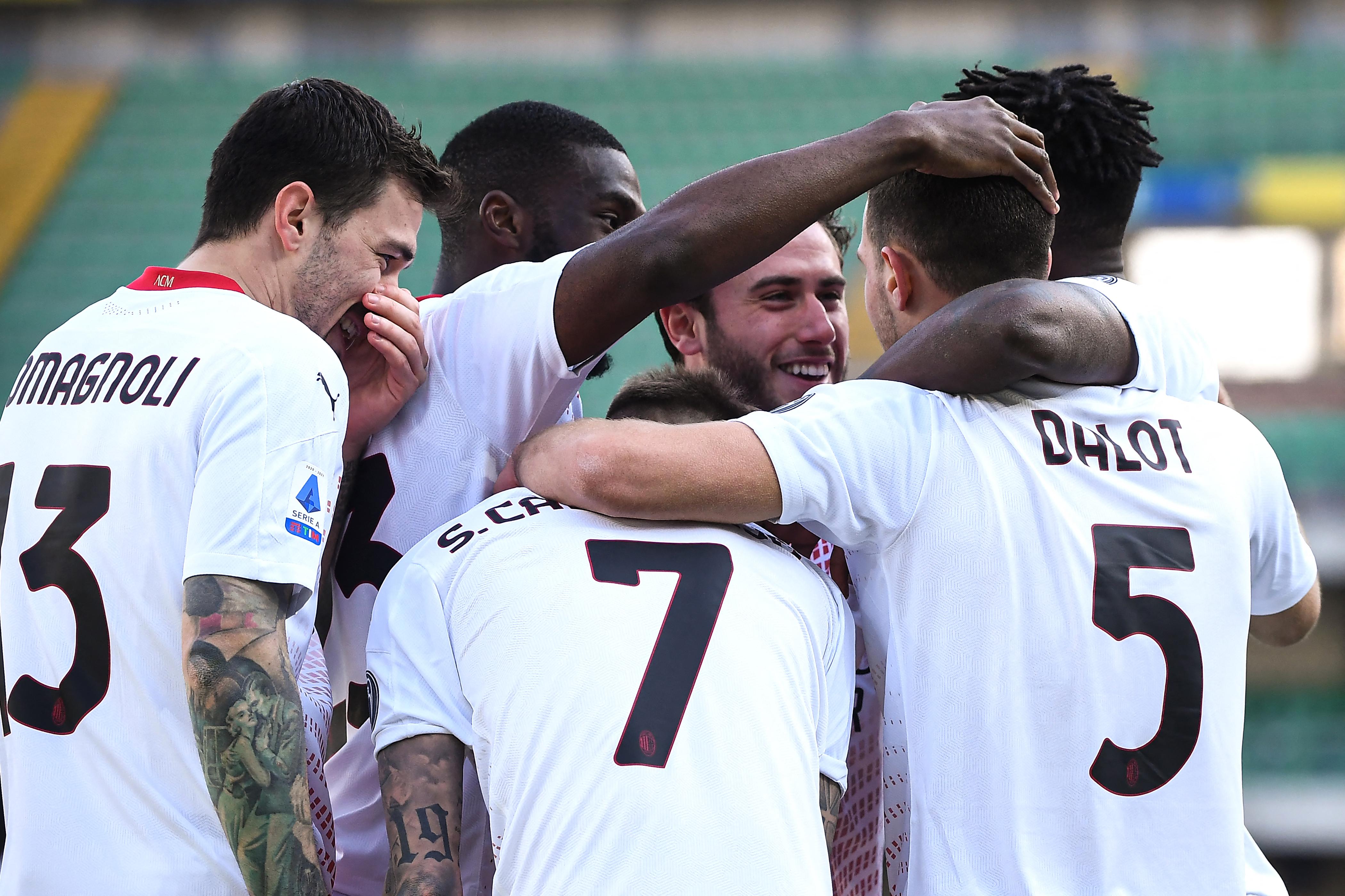 Verona-Milan 0-2, rossoneri non mollano l'Inter