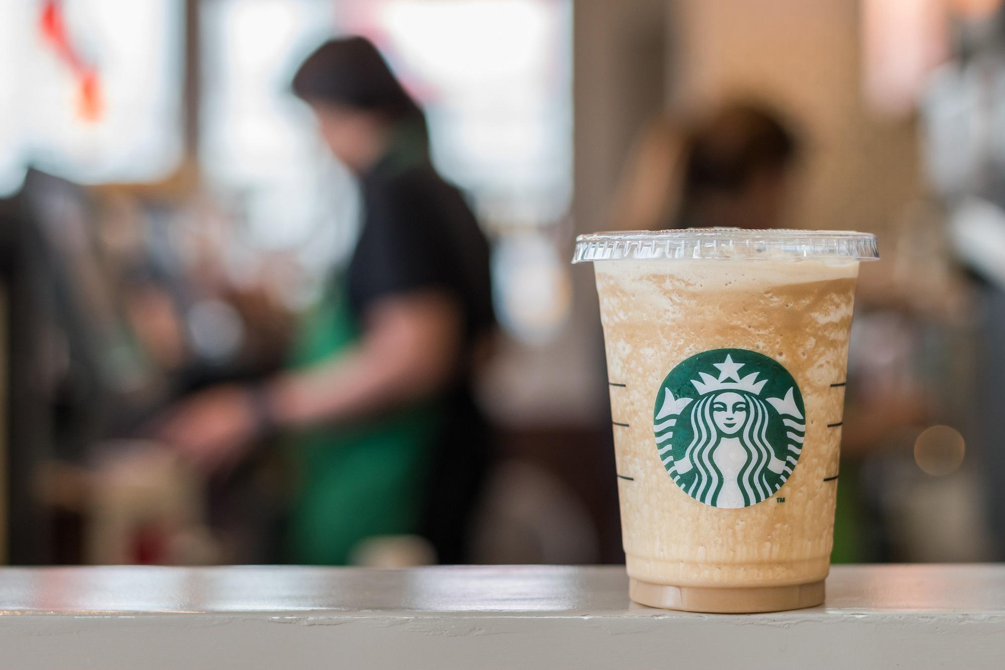 "Vietate decorazioni Pride", maxi-sciopero dipendenti Starbucks negli Usa