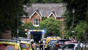 Wimbledon, auto si schianta contro scuola primaria: morta una bambina