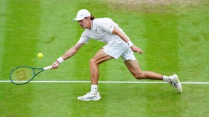 Wimbledon, De Minaur vittoria e infortunio: match point fatale - Video