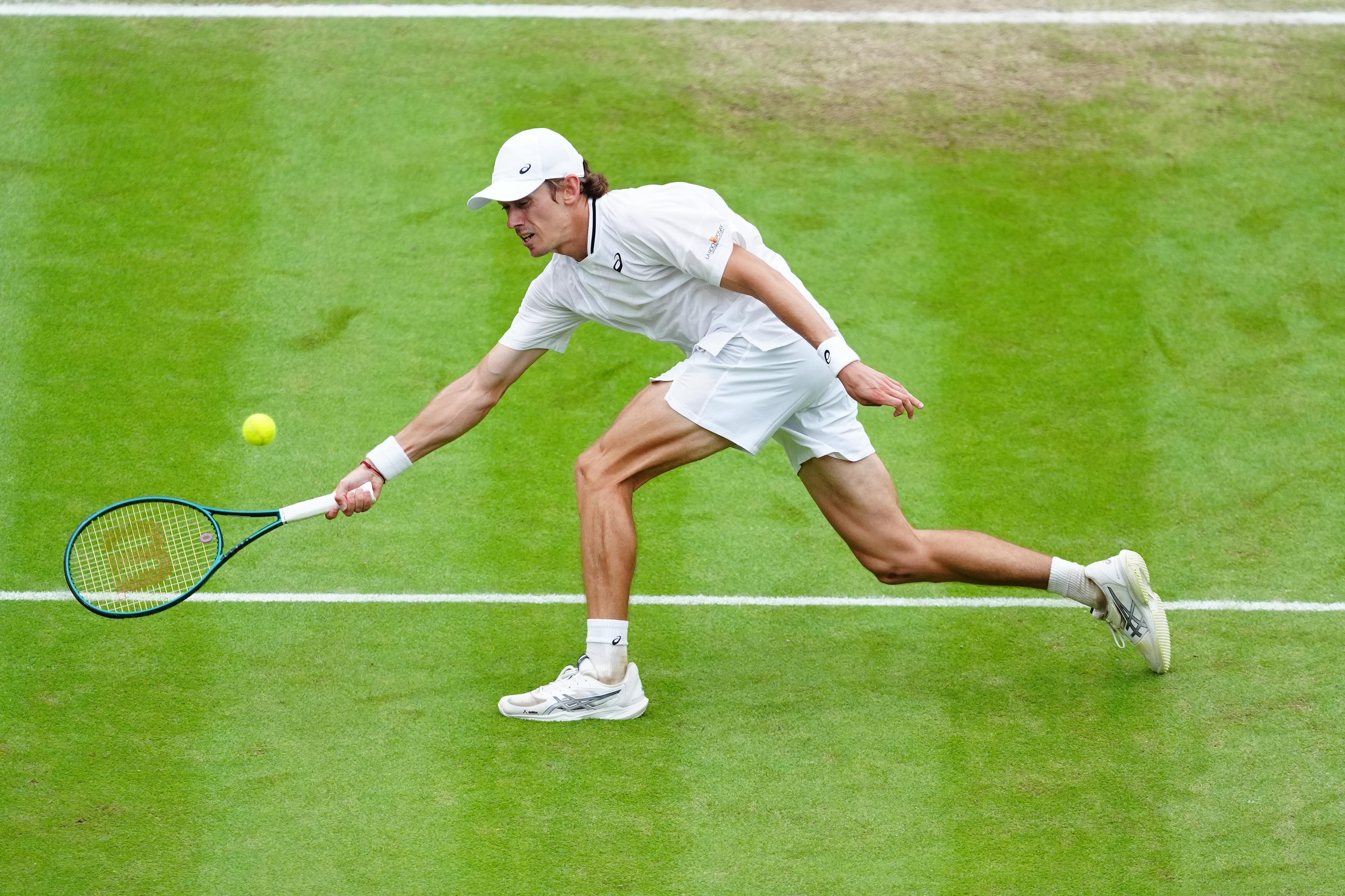 Wimbledon, De Minaur vittoria e infortunio: match point fatale - Video