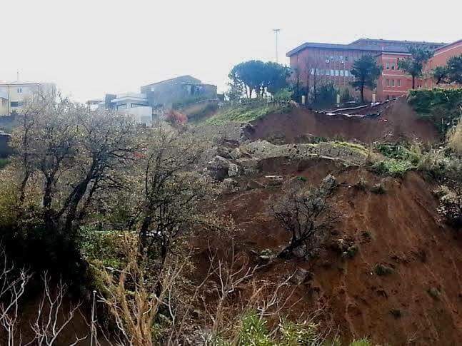 Il fenomeno franoso nei pressi dell'ospedale «San Francesco di Paola»