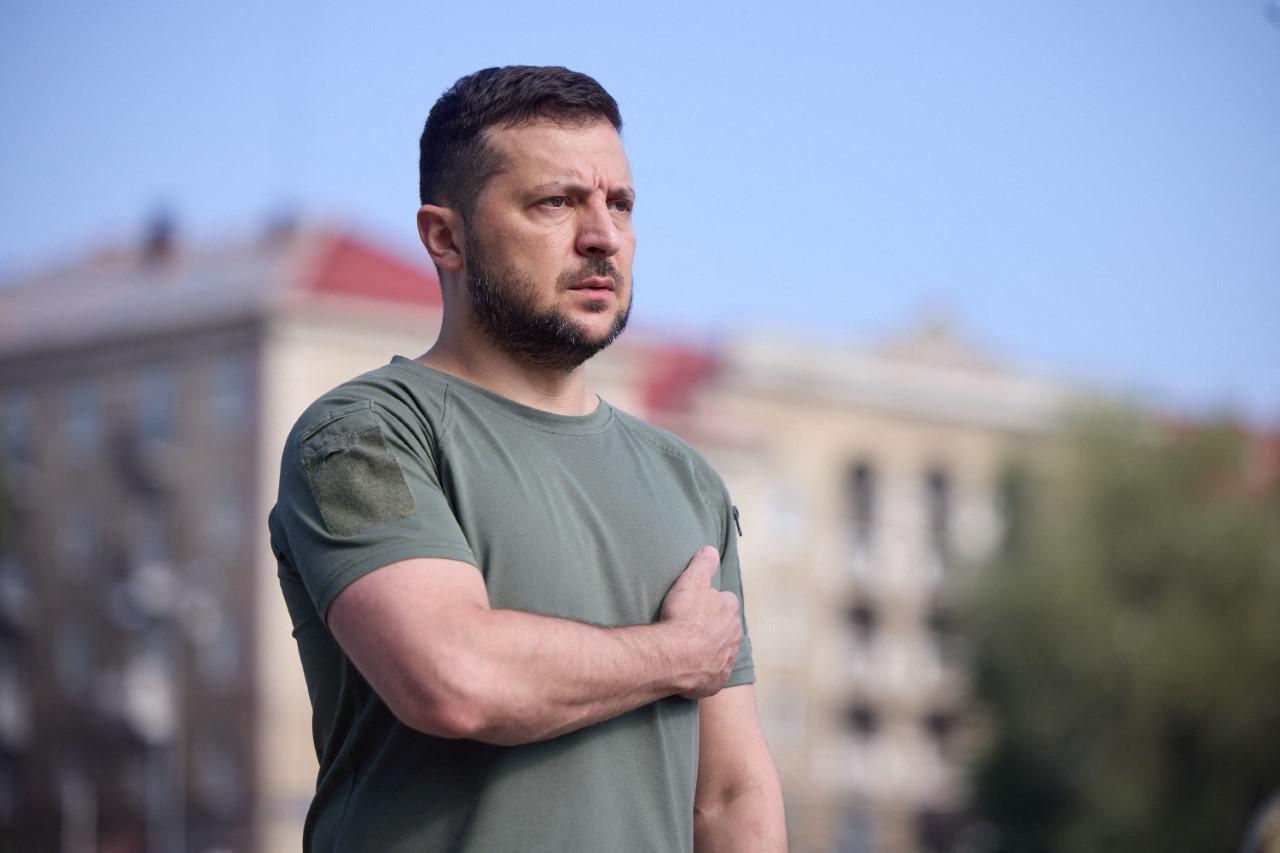 Zelensky: "Putin minaccia, mondo non gli farà usare armi nucleari"