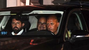 Governo, Zingaretti lascia in auto Palazzo Chigi