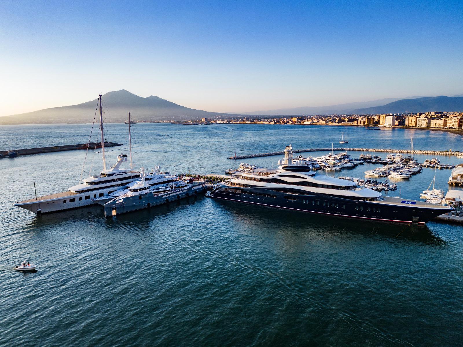 Zuckerberg in vacanza in Italia, tour a Pompei e folla di curiosi per il suo superyacht - Foto